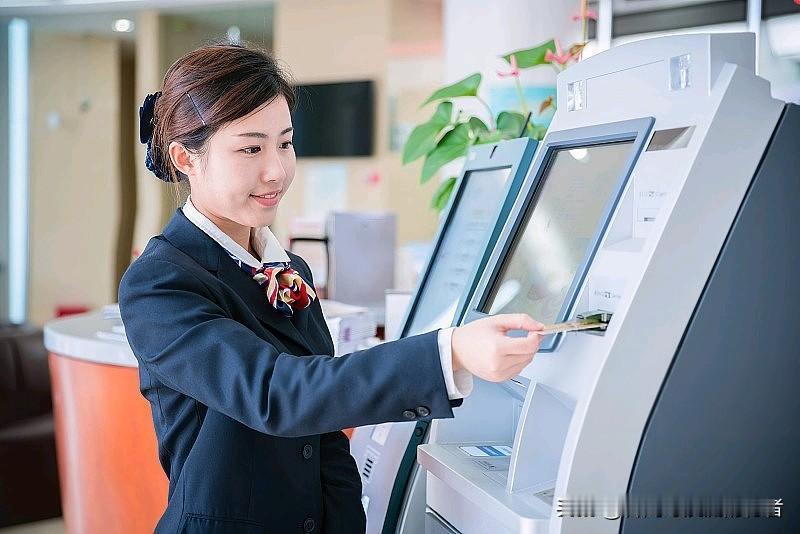 我的一位亲戚，当年父母咬牙卖掉两套房子送儿子去英国读金融。硕士毕业回国那天，他提