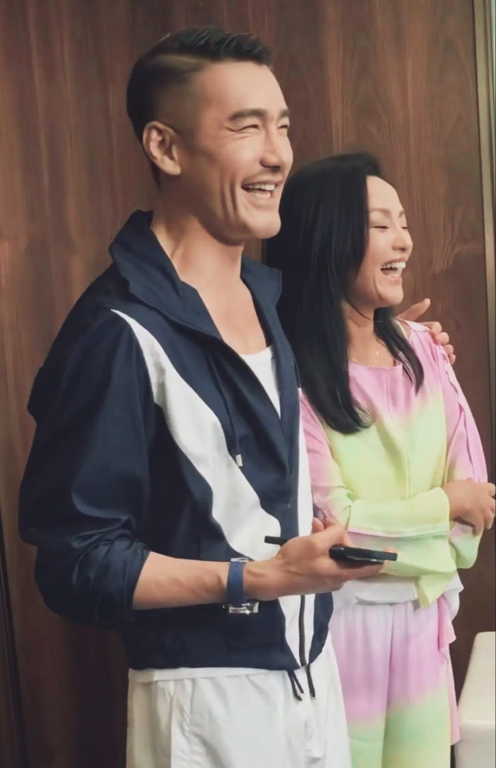 胡兵瞿颖笑得真开怀，笑的眼睛都睁不开了！皱纹里全是温暖。真诚友情最珍贵，天长地久