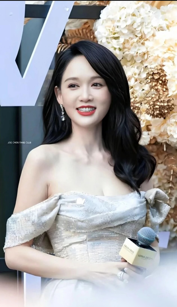 45岁了，陈乔恩把滤镜一关，评论区直接炸了。素颜照怼脸拍，眉毛淡得快看不见，眼角的纹路清清楚楚。有人