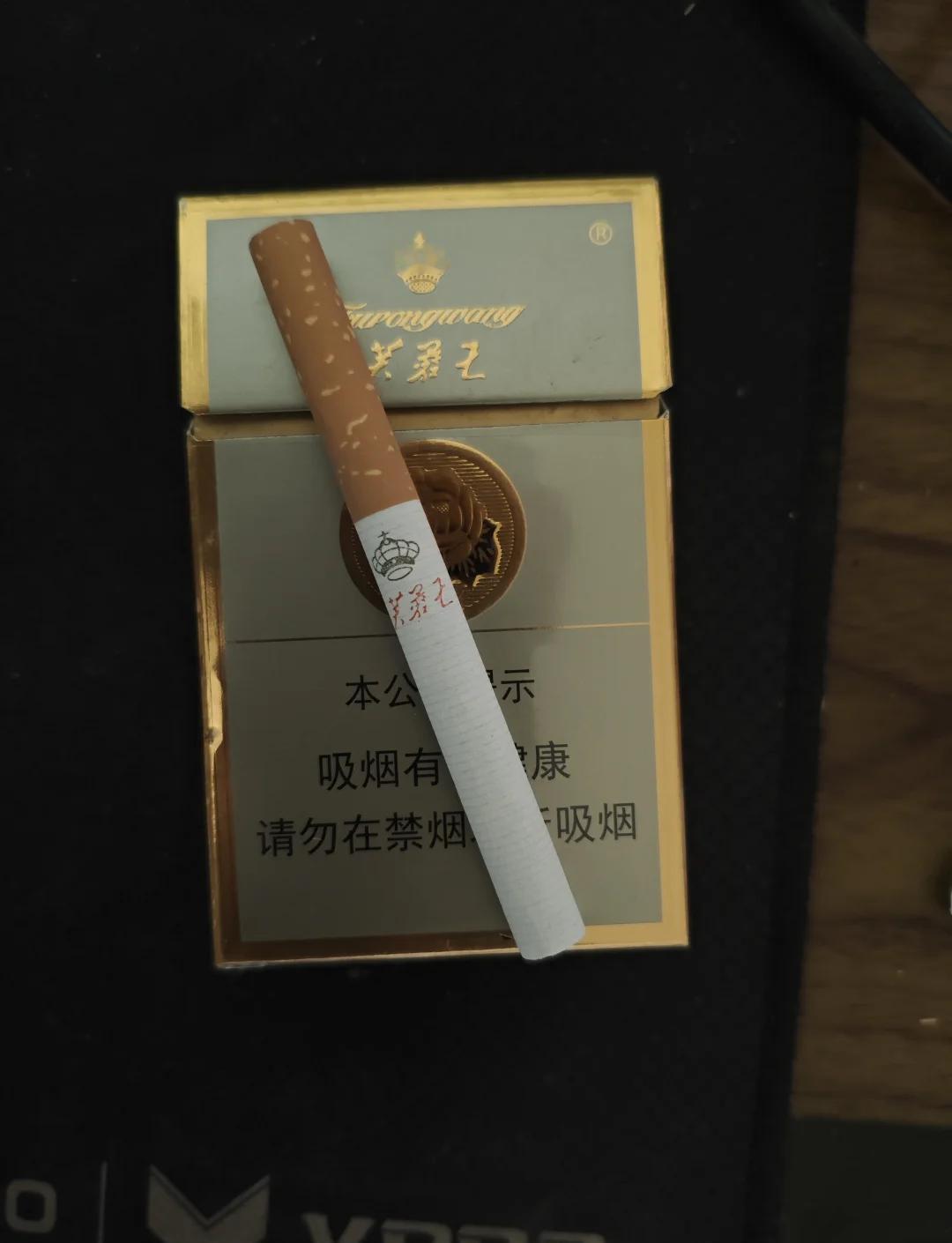 姑父家里永远准备着两种档次的烟，过年时见什么人发什么烟，虽然姑姑给了我最好的待遇