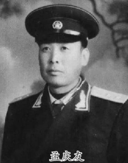 1943年，八路军排长孟庆友伪装成汉奸，闯进日军宴会，正大吃大喝时，日军头目突