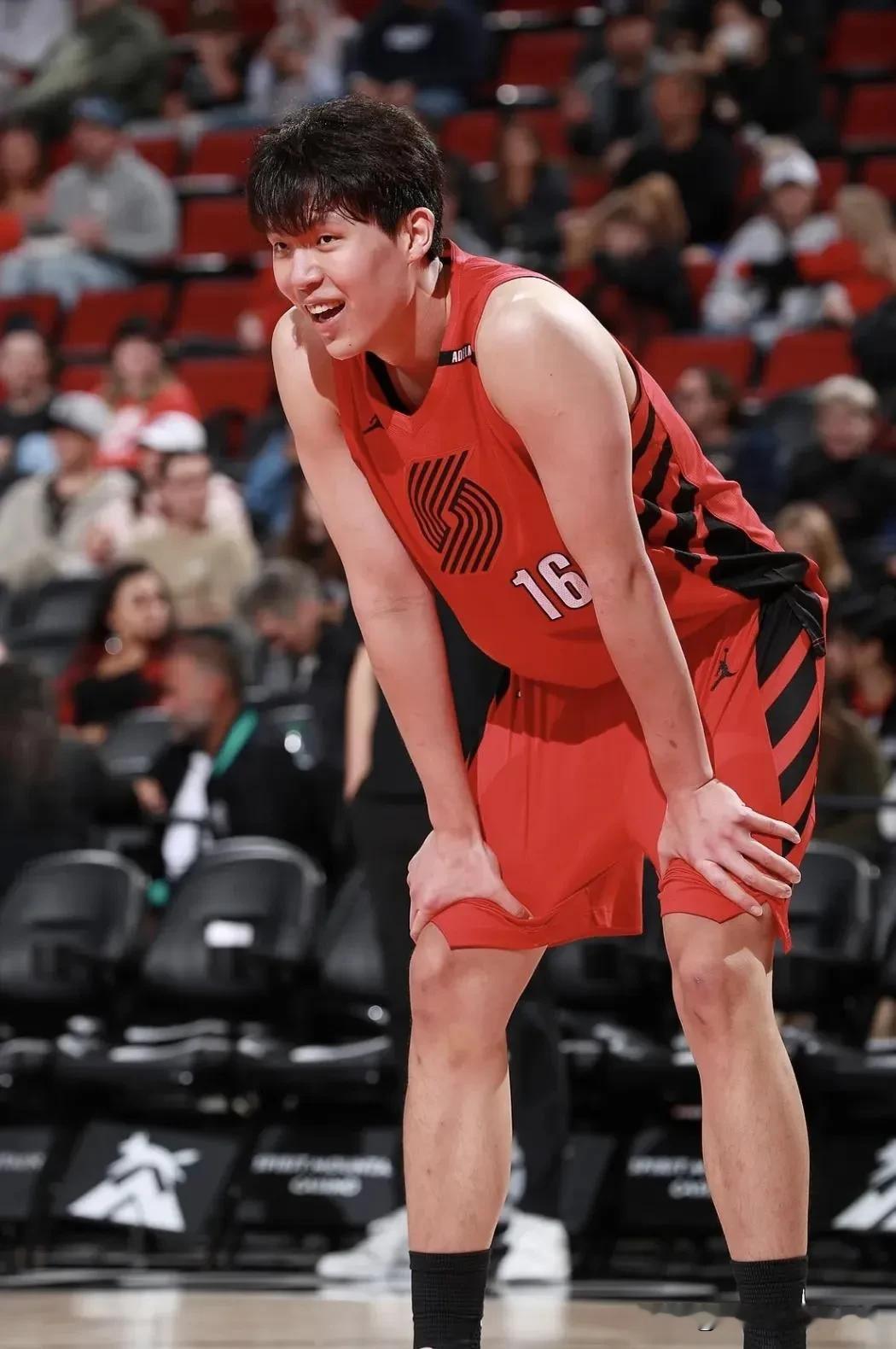 如果现在有人直接说，杨瀚森未来在NBA的发展高度，可能会明显超过当年的周琦，估计评论区马上就得吵起来