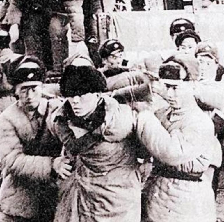 1978年的浙江黄岩县宁溪村，几名公安干警撬开村民王金英家卧室的青石板，发现石板