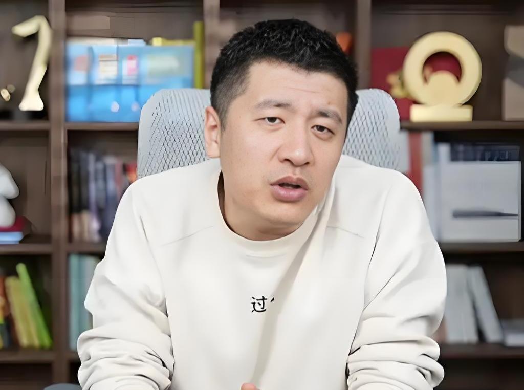 直播时张雪峰曾连麦过一个高三学生，他的一句话，让几十万人瞬间破防：“大学可以不上