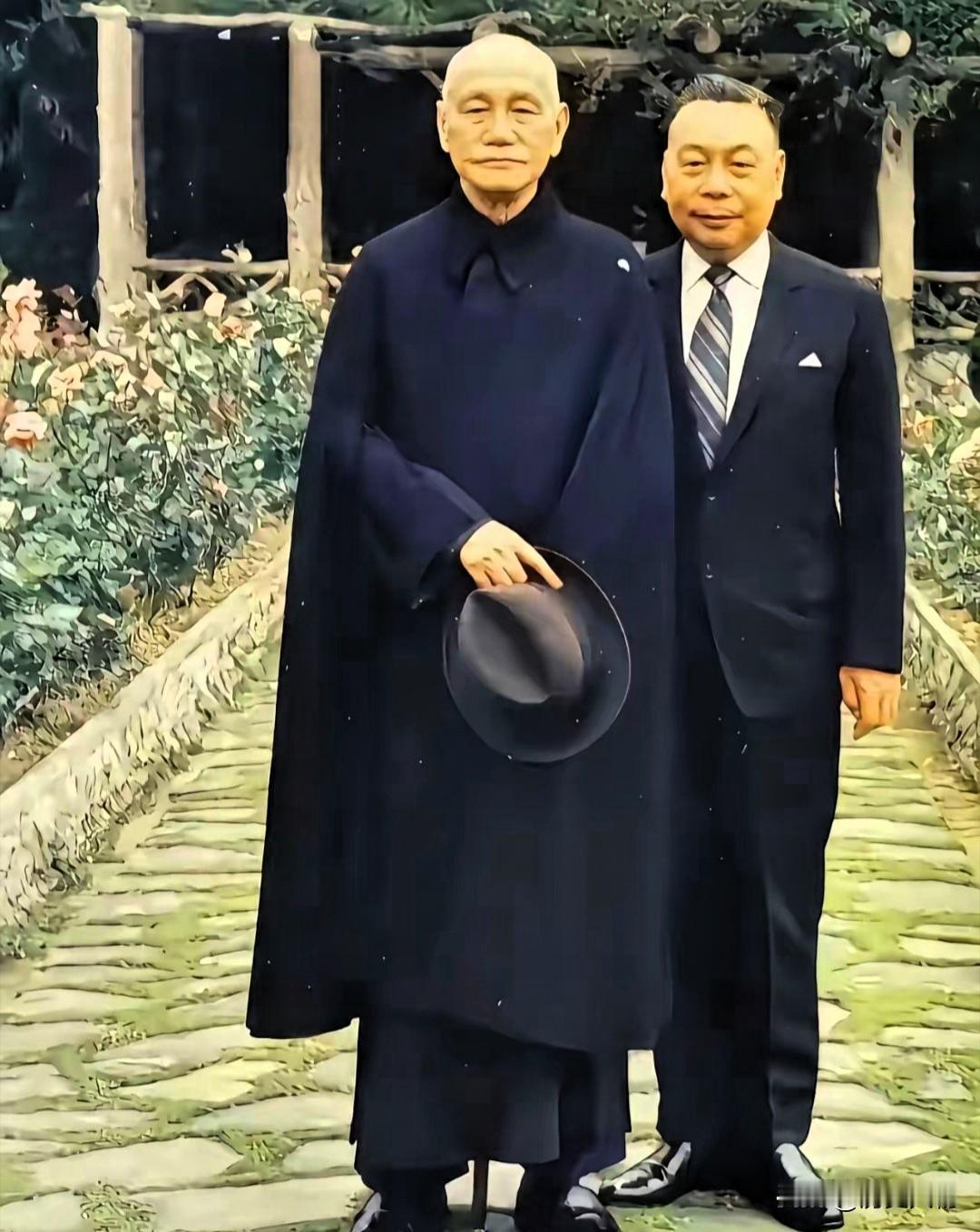蒋氏父子：蒋介石身材笔挺，蒋经国体型臃肿，随母亲毛福梅。老照片老照片的故事蒋