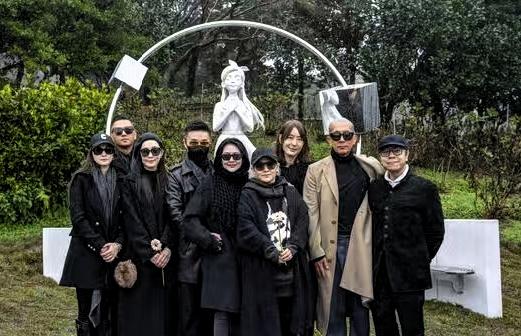 大S周年祭，雕像该不该有。大S去世一周年了，追思会上小S问蔡康永，以后要不要给