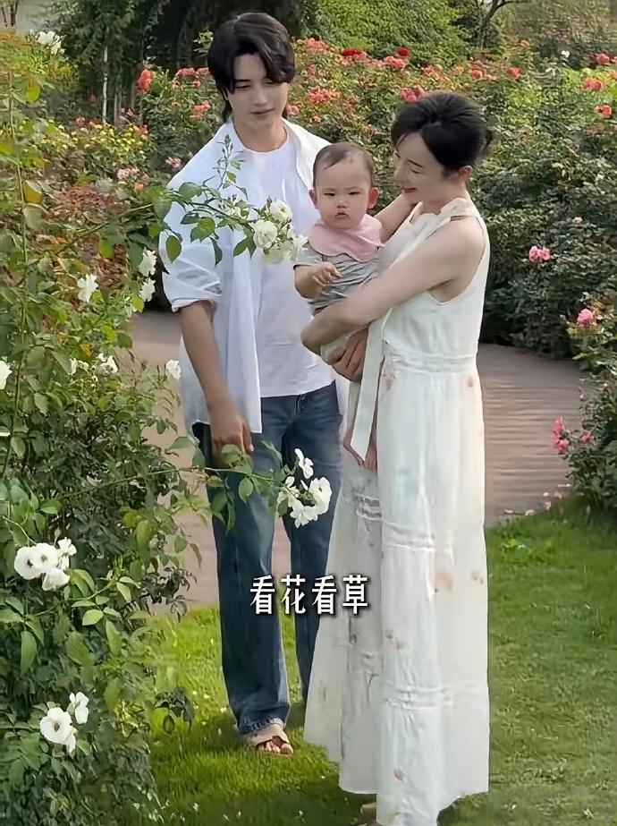 张檬小五带娃春游，一家三口久违同框，画面太甜了！4月21日，有网友偶遇张檬小五