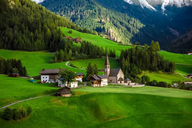 未来农村土地不会全部农场化。全球来看，也就美国因自身地广人稀、土地平整、劳动力短