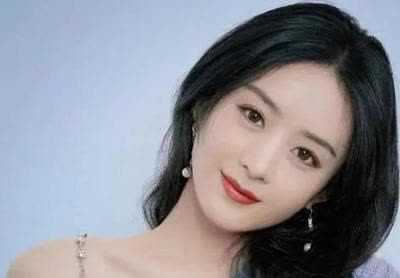袁咏仪指着赵丽颖对董子健说：“我很不喜欢那个女的。”说完还问旁边的谢娜：“她叫什