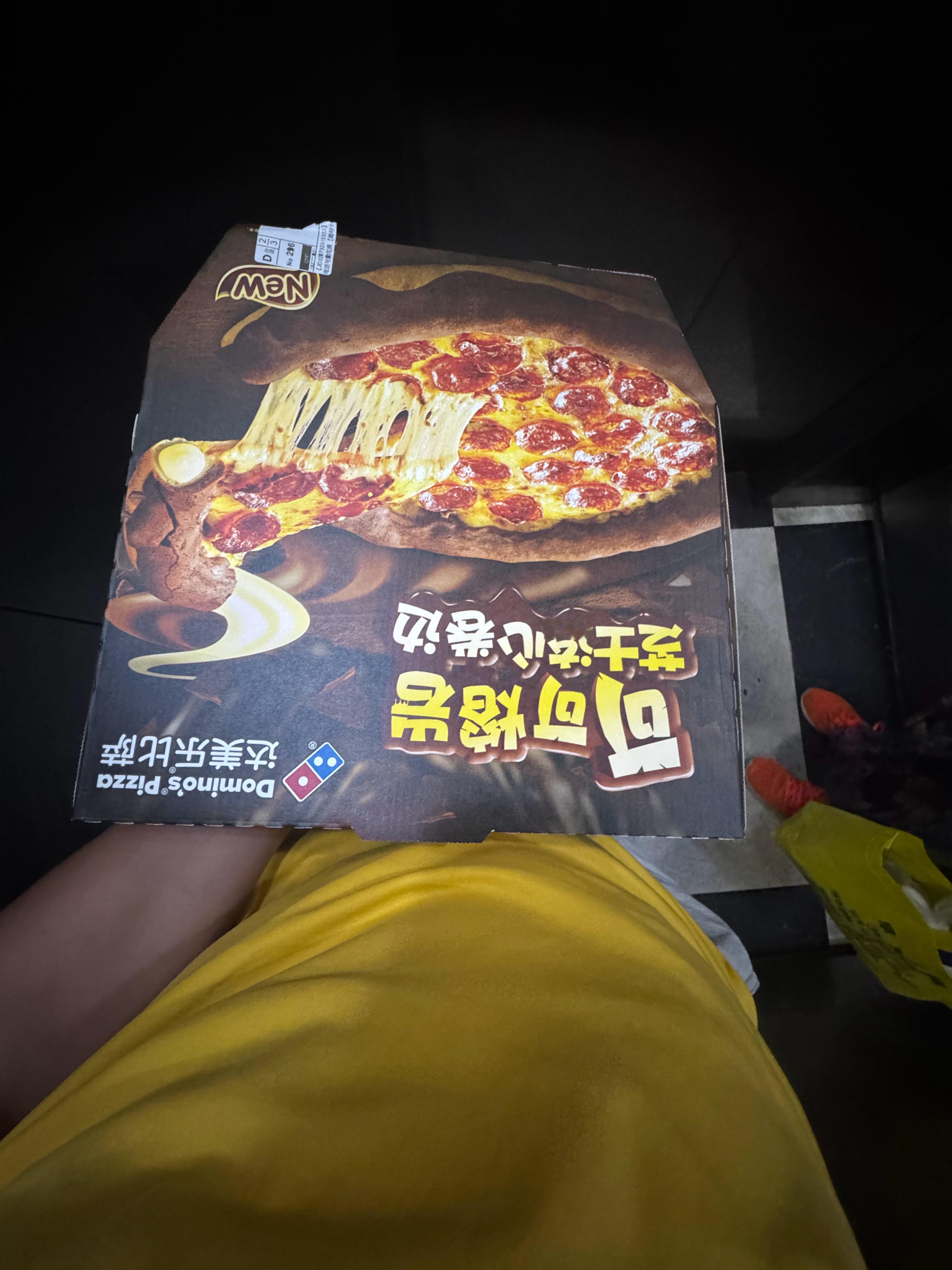 当我穿着这个T恤端着一个披萨进到电梯的时候大妈仔细大量了一番最后还是没确认我是