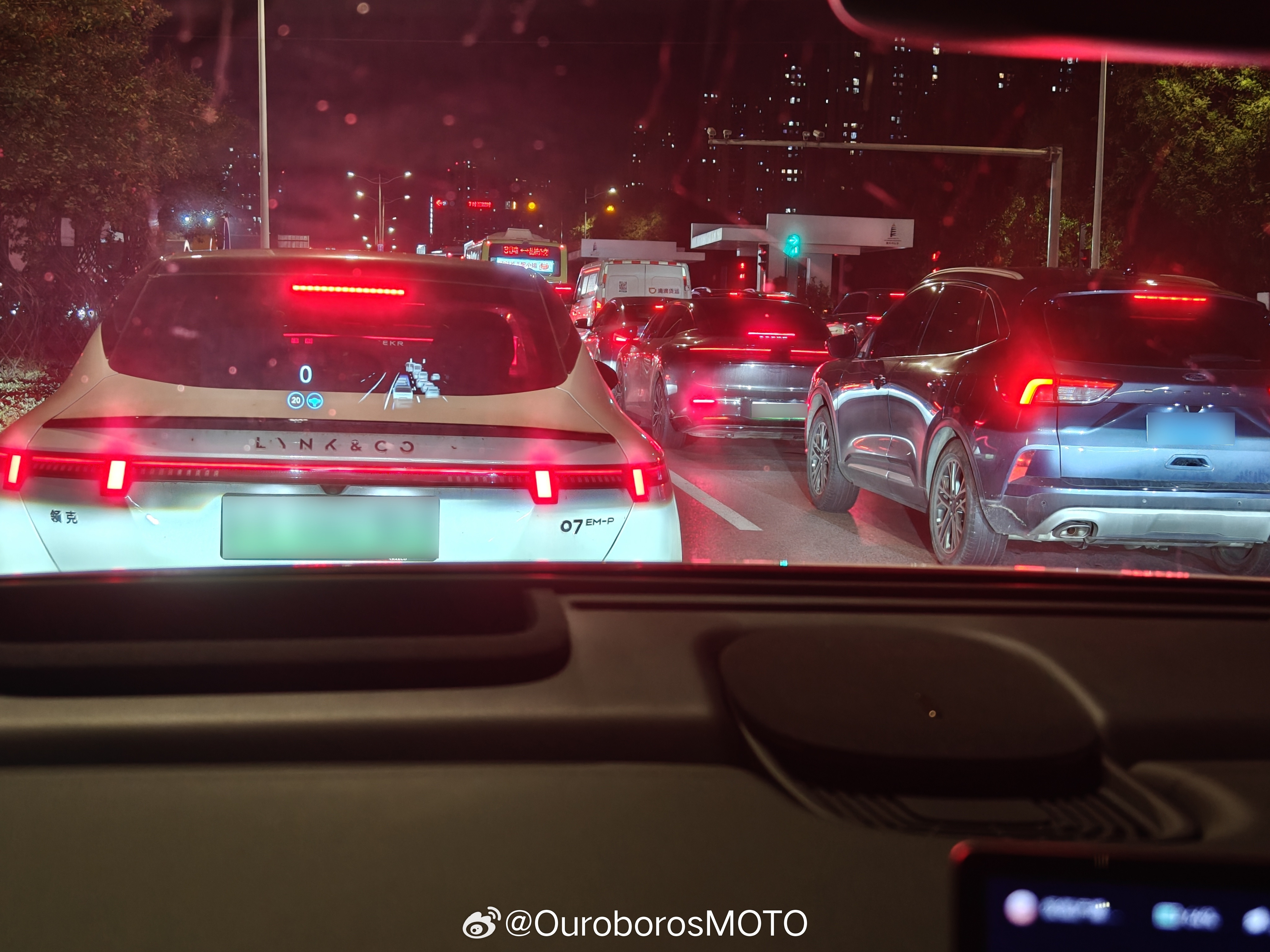 无奖竞答：这张照片里有几辆领克/极氪大v聊车汽场全开​​​