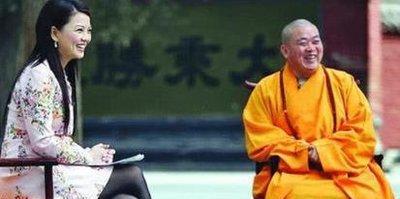 真没想到，释永信刚塌房，最先被牵连的竟是李湘的“黑丝短裙照”。网友一定想不到，释