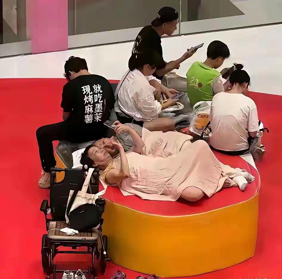 大爷大妈真以为在家里呢，这是在商场啊，旁边还有年轻人呢。在商场蹭空调可以，那也