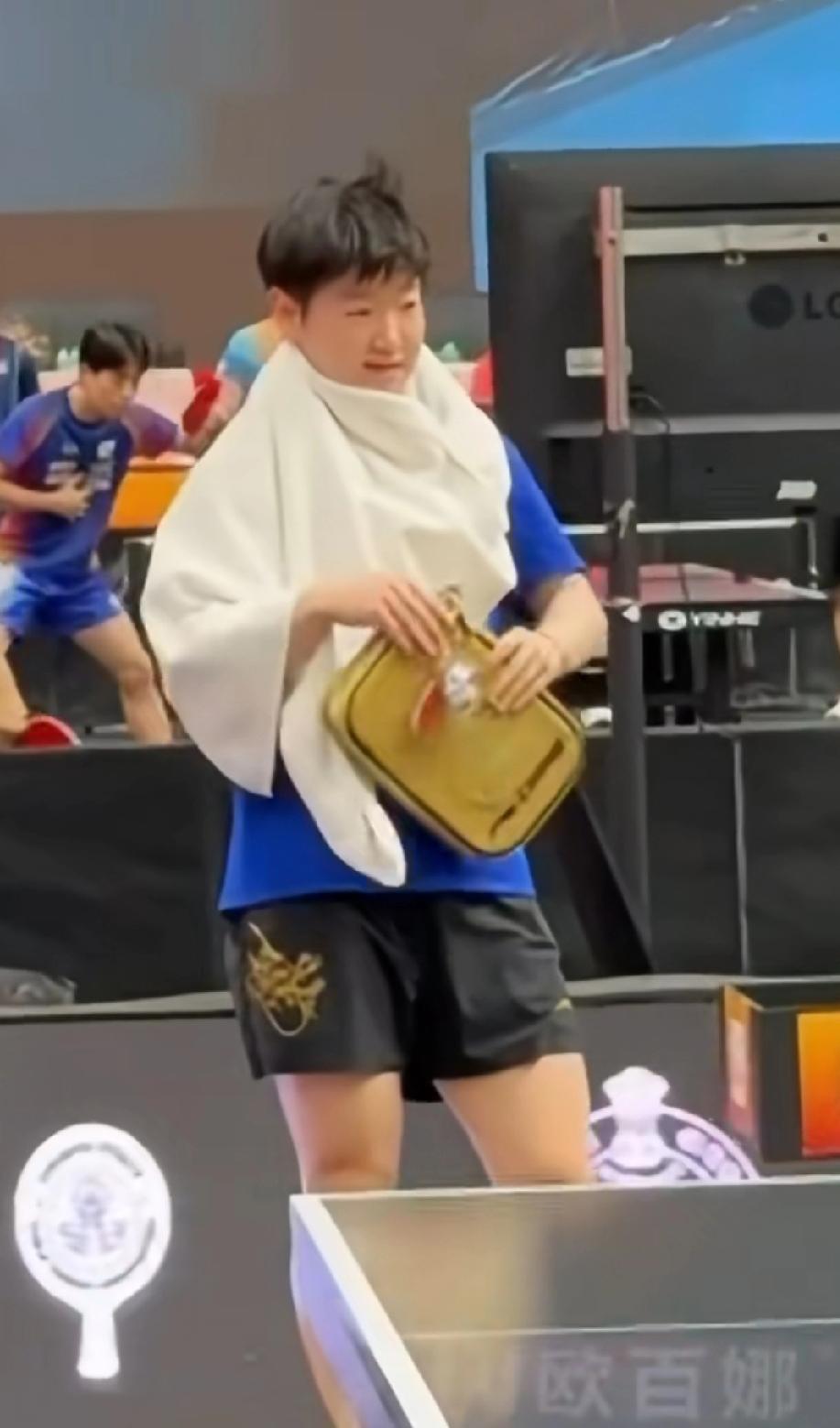 🏓印度亚锦赛训练场捕捉到一枚可爱莎！孙颖莎训练间隙从球包拿出球拍，脖子上
