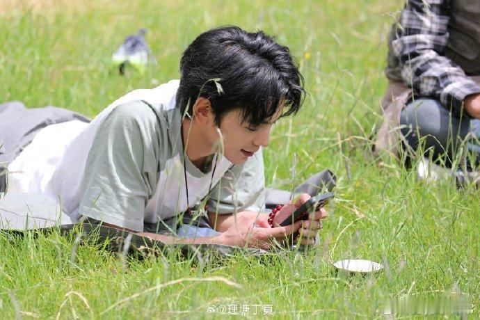 传下去苗苗要给丁真当靠山苗苗姐送的礼物让丁真开心又安心，这种温暖的支持太珍贵了，
