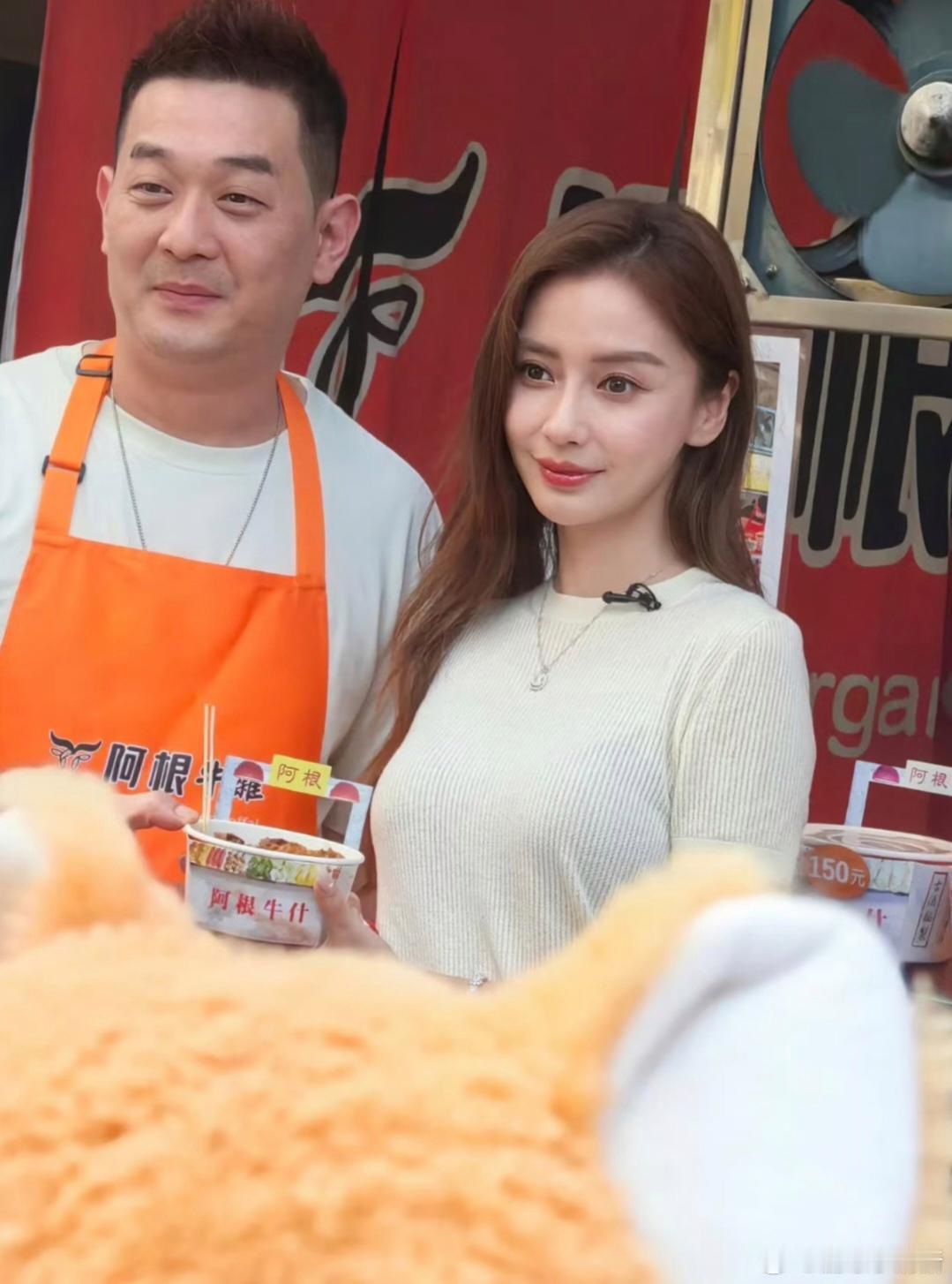 杨颖现身澳门，一身造型虽简单，却很嫩，很美。网友随手一拍，就惊为天人。有一说一，