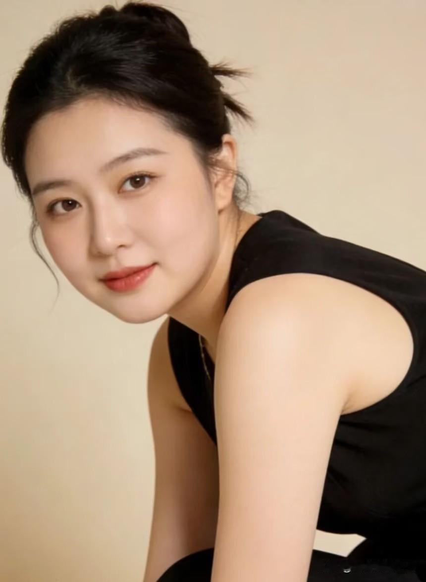 苏幕遮·黑裙闲墨云鬟，凝素靥。半绾青丝，闲坐尘衣怯。耳畔泠泠珠露泄。