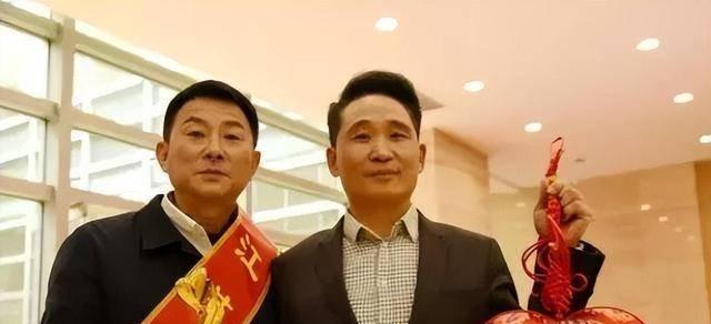 1985年，江苏徐州，24岁的阀门厂工人张爱民去理发店理发，老板招呼自己14岁的