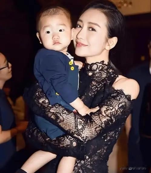 王鸥这事做得真够干脆的！怀孕期间发现男友和别的女生在车里亲密三小时，她没哭也没