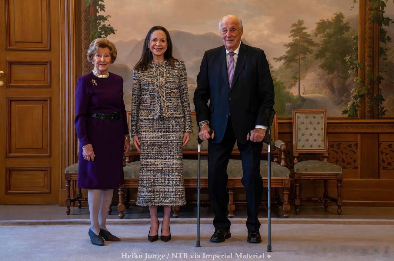 新闻2025.12.12挪威国王夫妇和王储哈康在奥斯陆皇宫接见今年诺贝尔和平