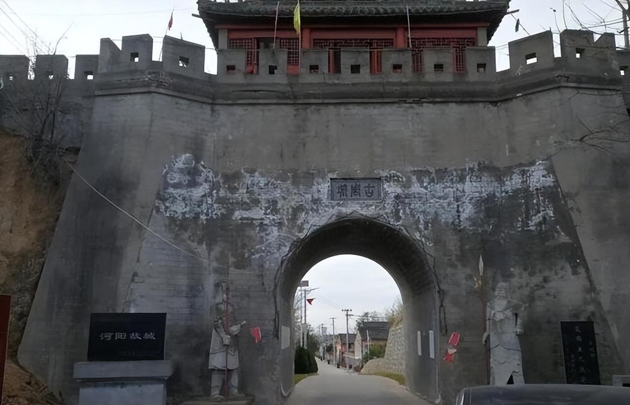 脊杖四十，刺配两千里。武松杀了西门庆和潘金莲两条人命，按大宋律法本该砍头，朝廷却