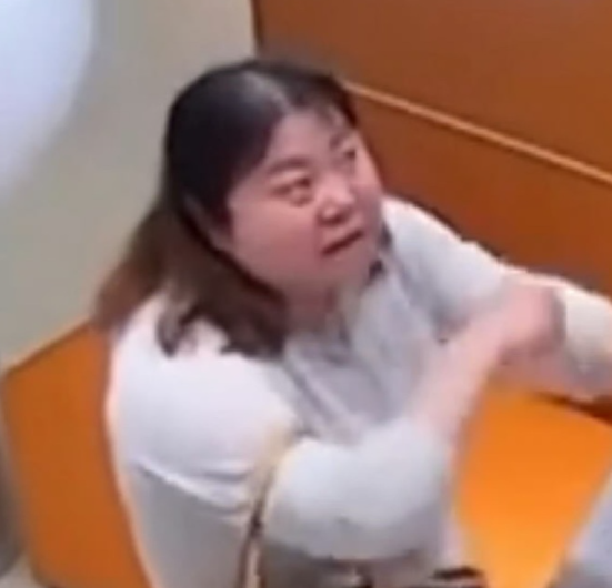 江苏连云港一名女子购买奶茶后，发现店家漏放吸管，当场折返店内闹事。她当众肆意辱骂