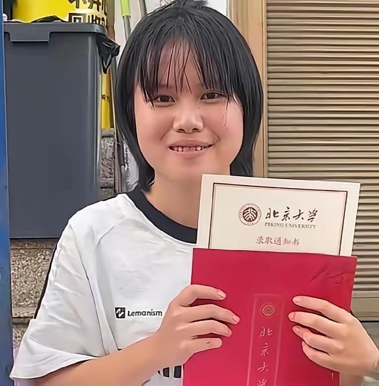 19岁云南女孩罗祺靠残疾父亲擦皮鞋供她读书，今年高考考了674分，当她在集上卖蘑