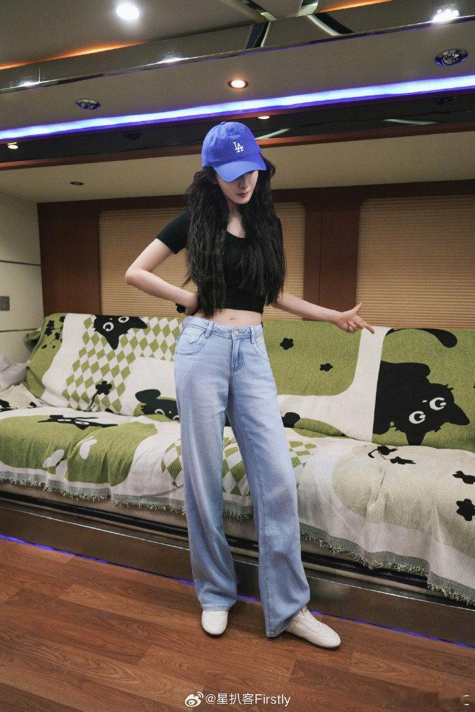 杨幂的头发快长到肚脐眼了实名羡慕杨幂！头发快长到肚脐眼，发量还这么顶