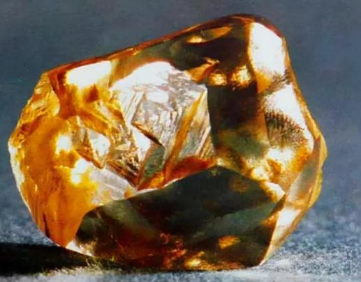 1977年，一个女孩捡到特大钻石，价值10个亿，然而，她主动上交国家后，却提出了