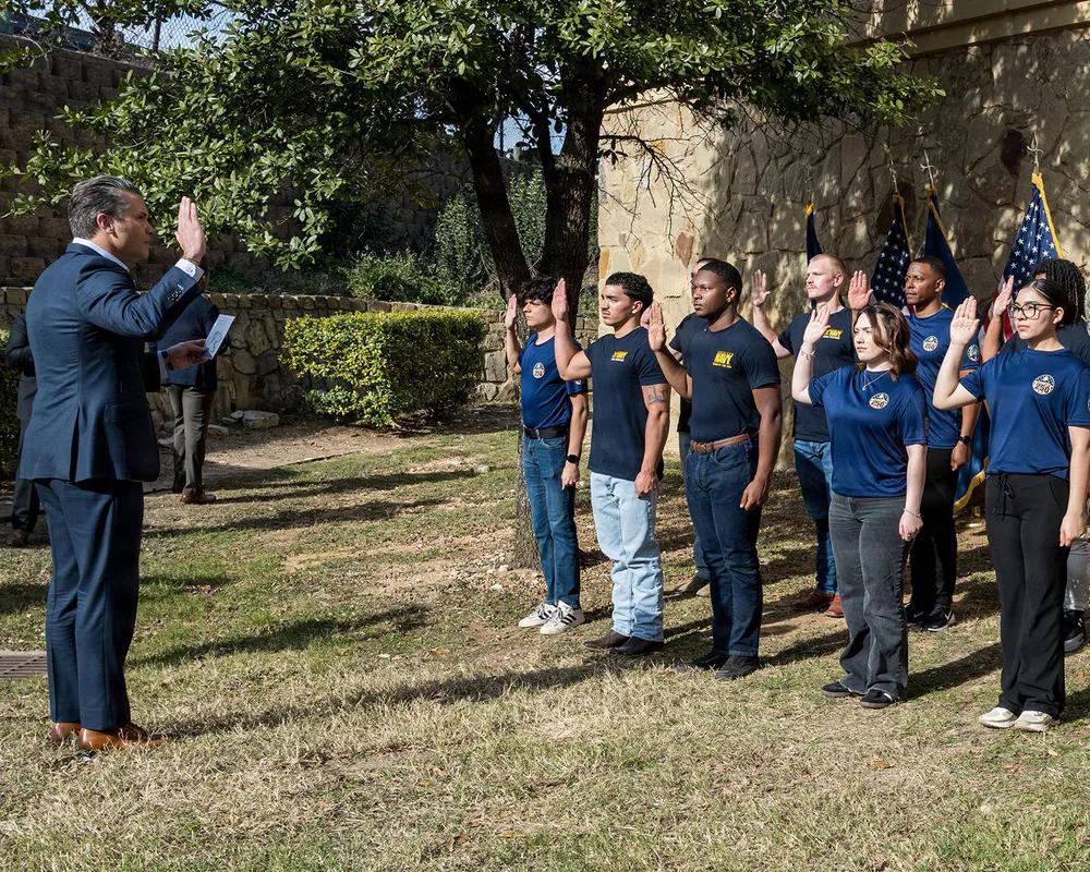 2026年1月12日，新年新气象，美国国防部长皮特·赫格塞斯于访问沃斯堡海军预备