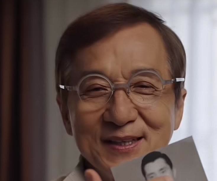 被成龙的言论震惊到了近日在外媒采访中，成龙平静提及父亲早年是国民党特务，