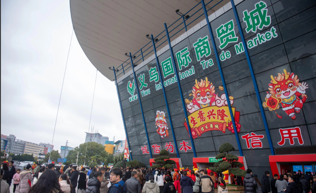 印度鞋商莫凯尔基在义乌批了2000双鞋子，付完定金后，要求货到印度再付余款。