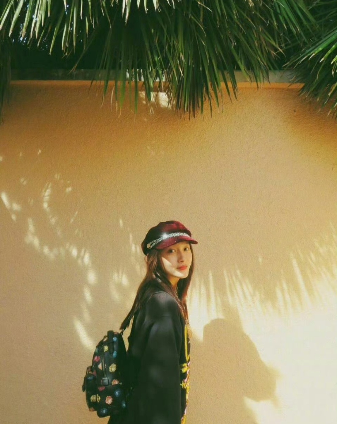 关晓彤完全是甜酷学姐看到关晓彤这组造型，真心觉得时尚态度很重要。甜酷风不在于单