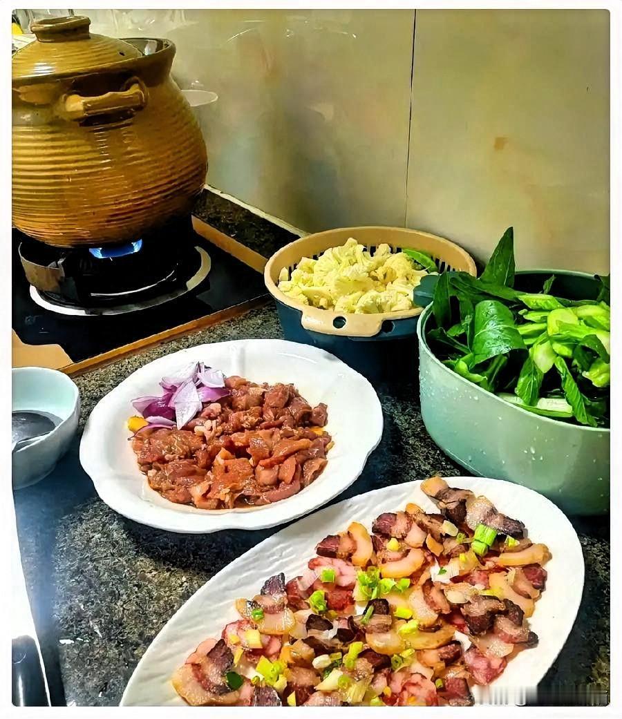 我发现一个现象，大部分女人都有一个通病，就是老公不在家的时候，干家务活贼爽