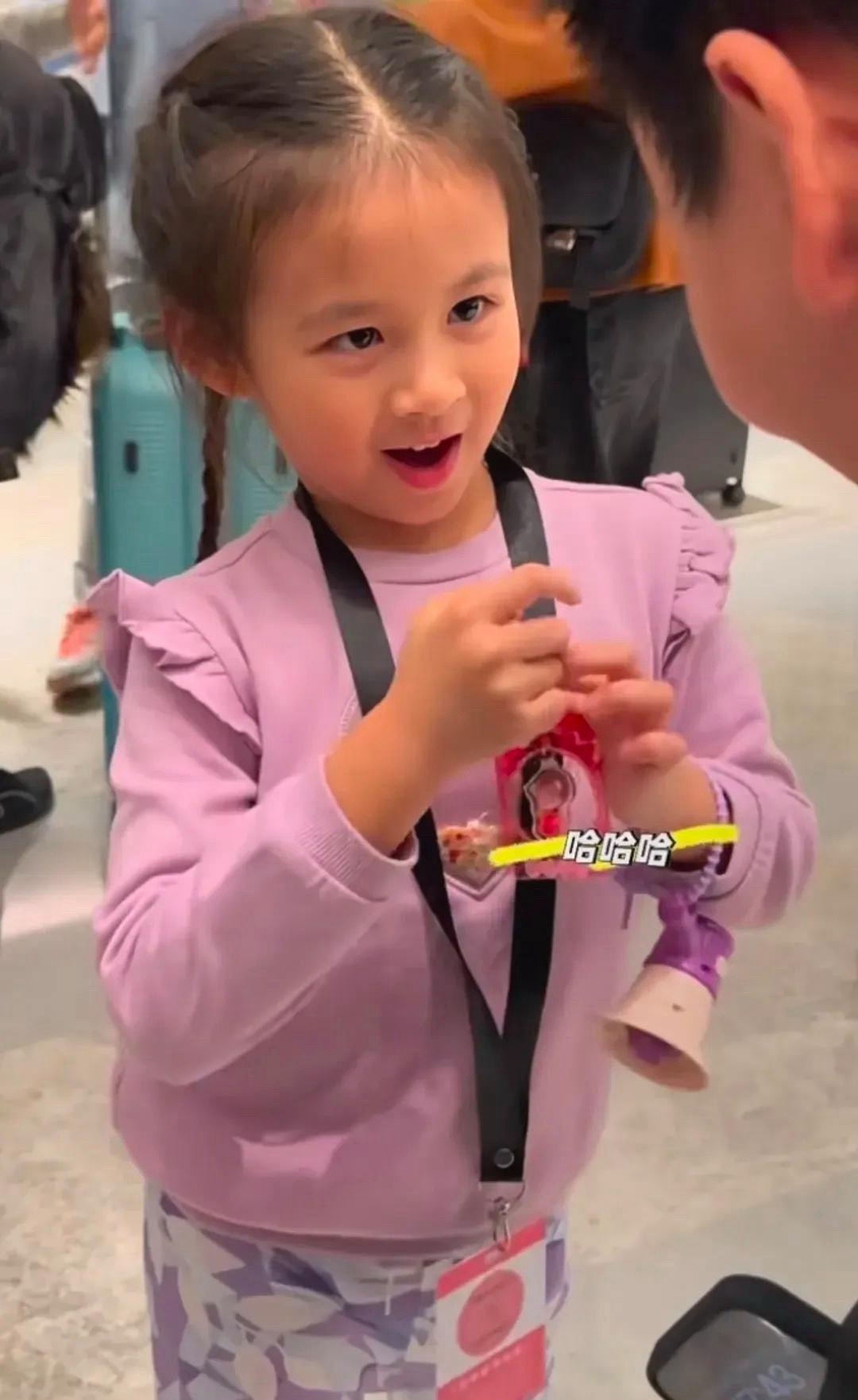 赵雅芝孙女现身，长得超像赵雅芝，长眉凤目，菱角嘴，能歌善舞，跟赵雅芝小时候的样貌