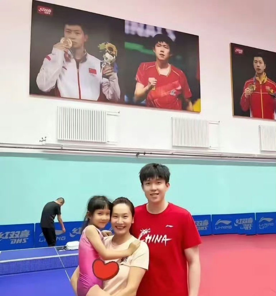 后面打扫卫生的那个人是头爸吗？原来他不只在赛场支持，平时训练也会来看儿子啊。而且