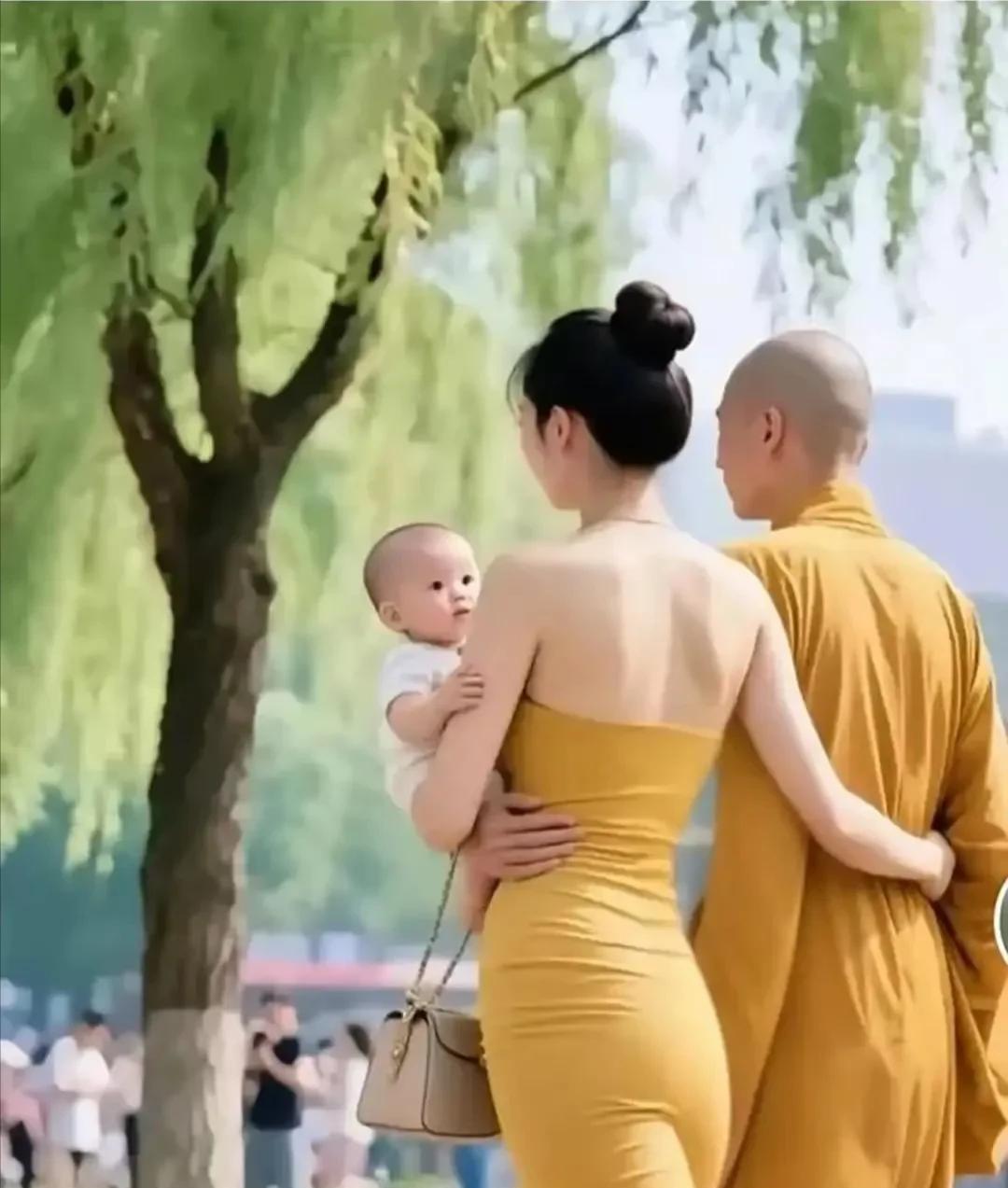 公园里的一幕，美女搂着和尚，抱着孩子，身材还那么好，难怪有些和尚动了凡心，把持不