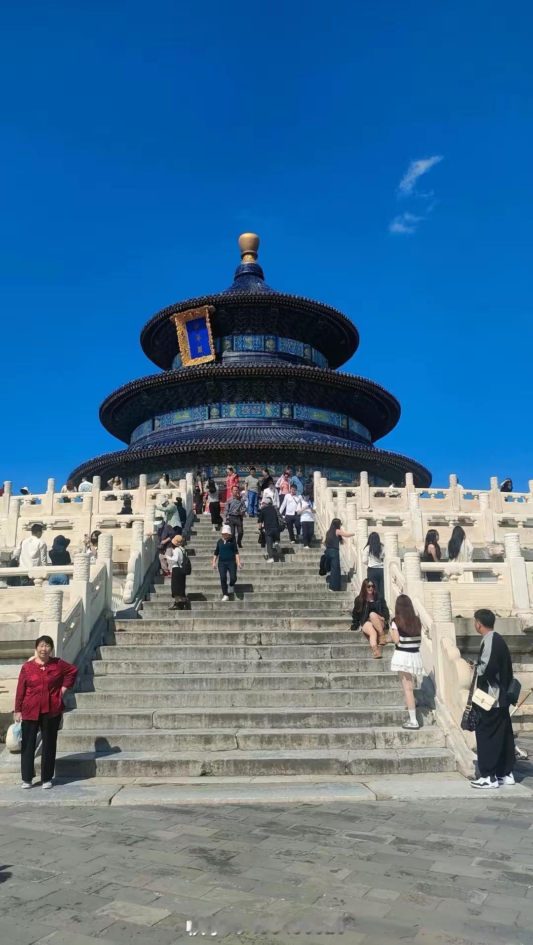 近日，天坛公园门口惊现一道独特风景——游客们不再局限于摆出V字手势或端庄站立拍照