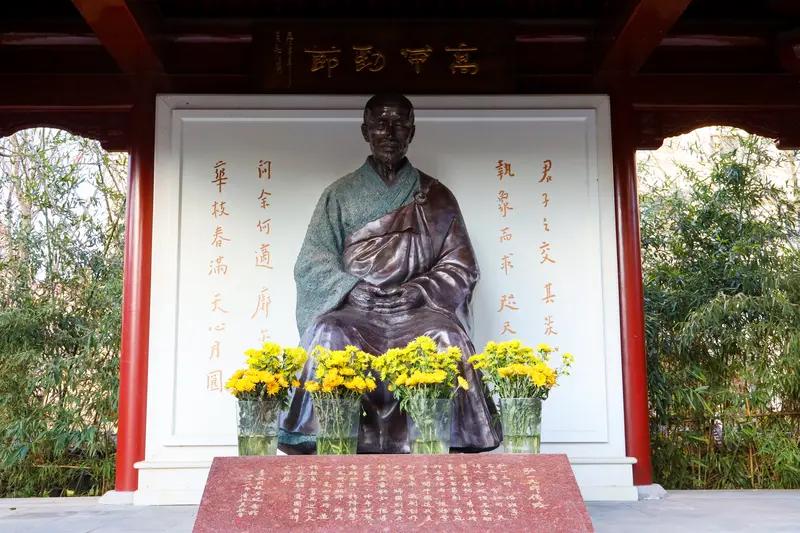 家庭的温暖，是人生最珍贵的财富——弘一法师的智慧启示录在我们的生命旅途中，家