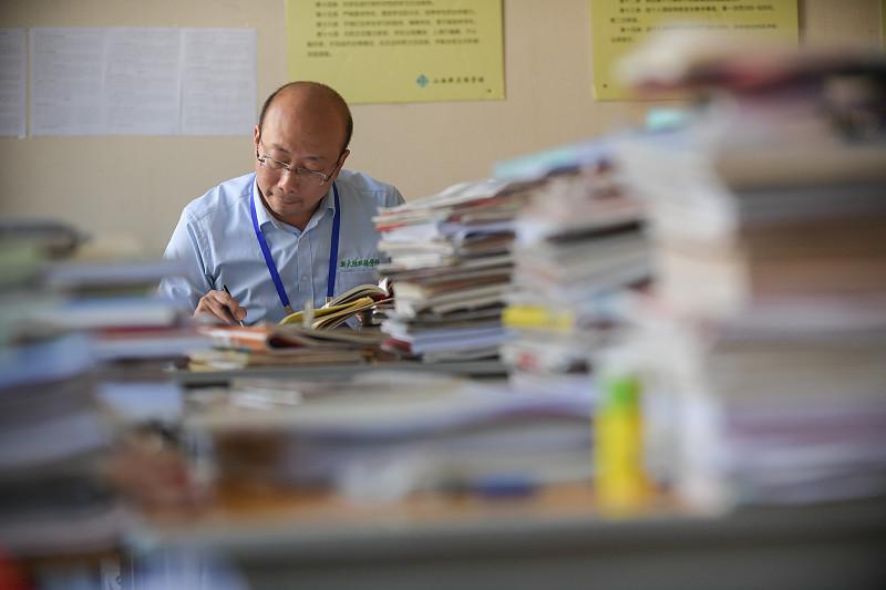 奉劝教师同行：别再晒工资、晒退休金了，真没半点好处最近又刷到不少老师晒工资条