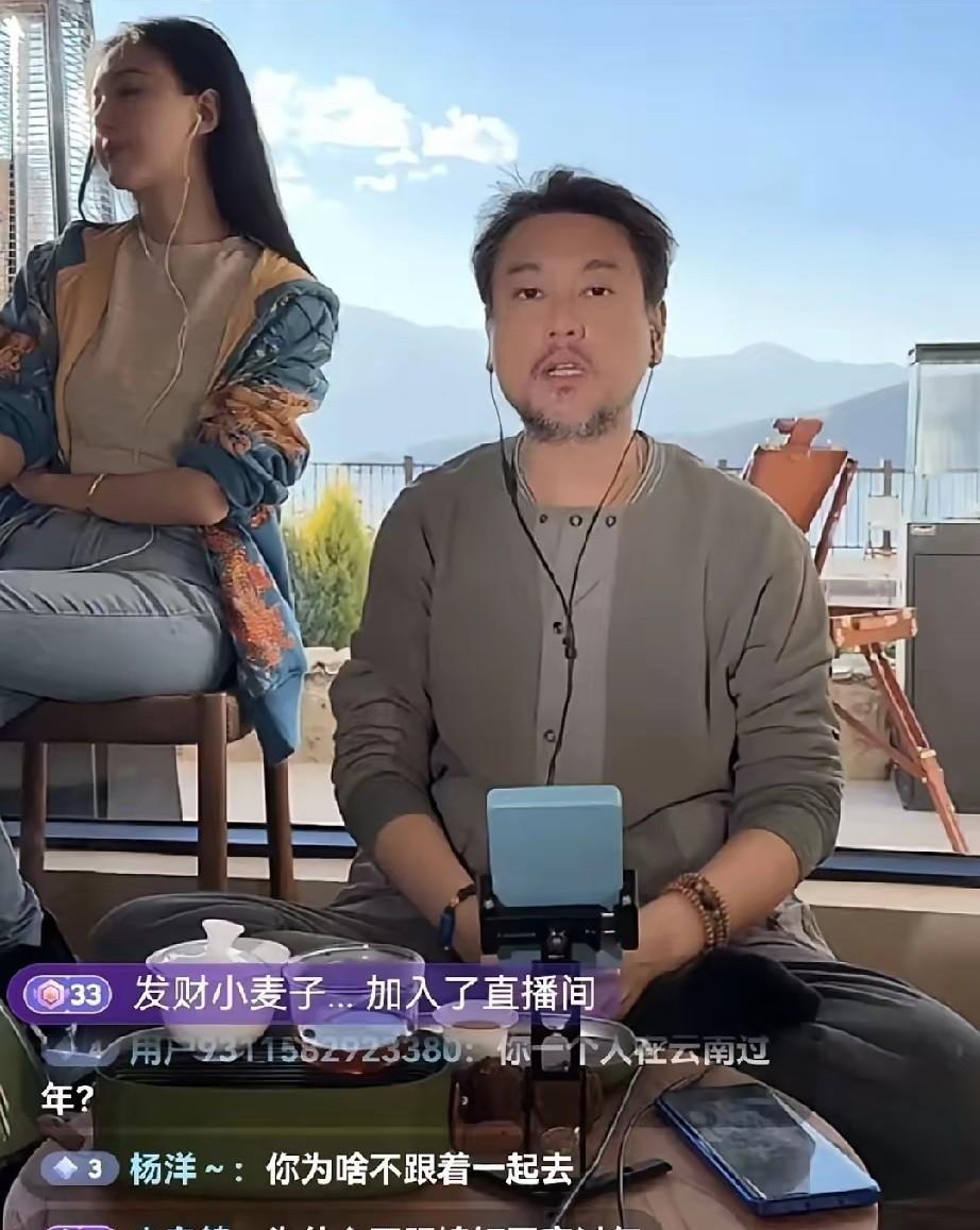 “别碰我。”镜头里三个字，把春节拆成两半：老婆拎着行李回娘，他锁进空房躲