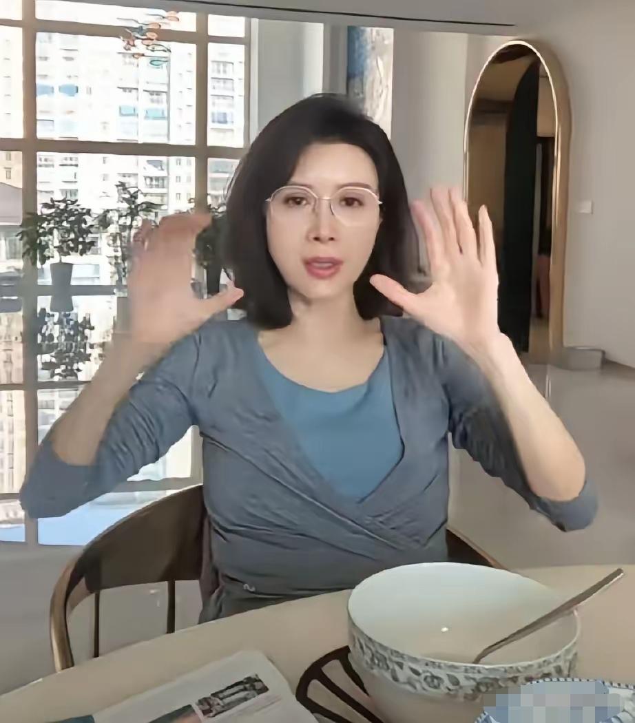 哎呦，现在的金巧巧简直变得都认不出来了，和年轻时候的样子完全就是两个人啊。年