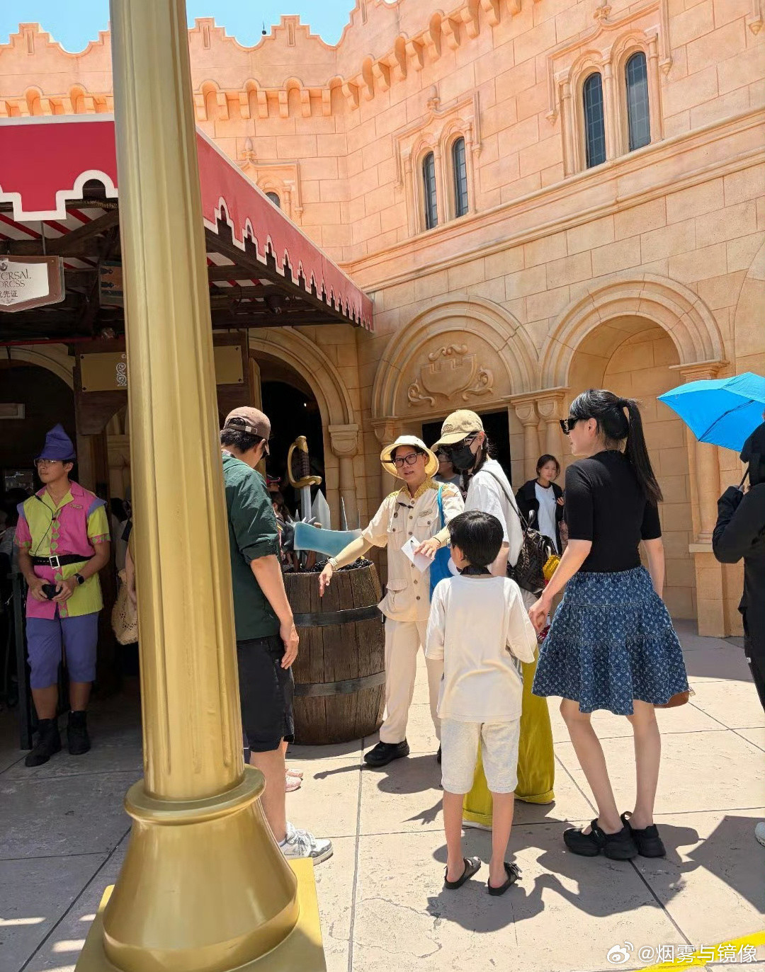 新加坡偶遇唐嫣罗晋一家三口网友新加坡环球影城偶遇唐嫣罗晋一家三口游玩太幸福了吧