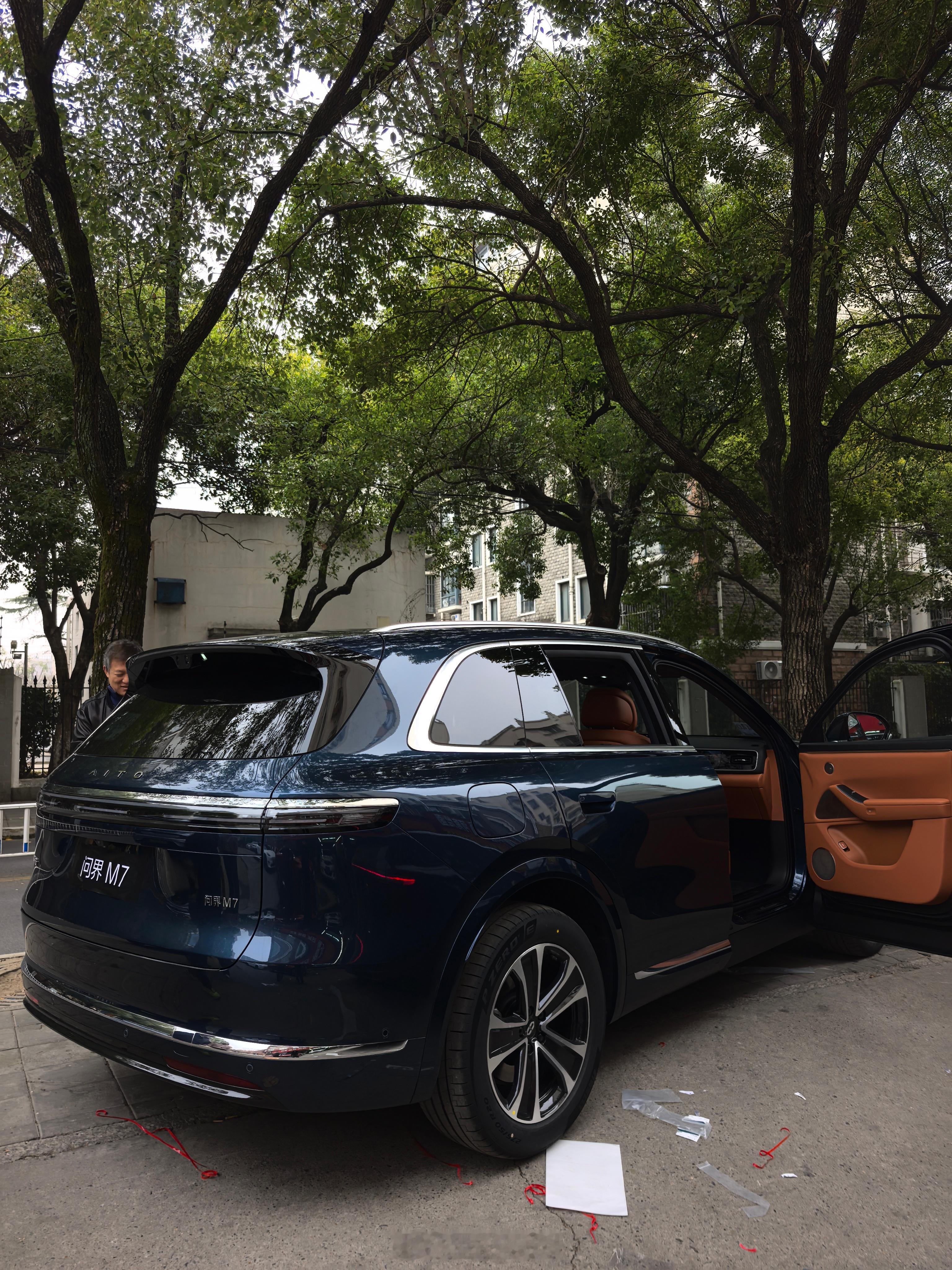 我去洗车，遇到M7车友。追着问我怎么卡26年上牌…然后还问为什么我可以选到纯黑，