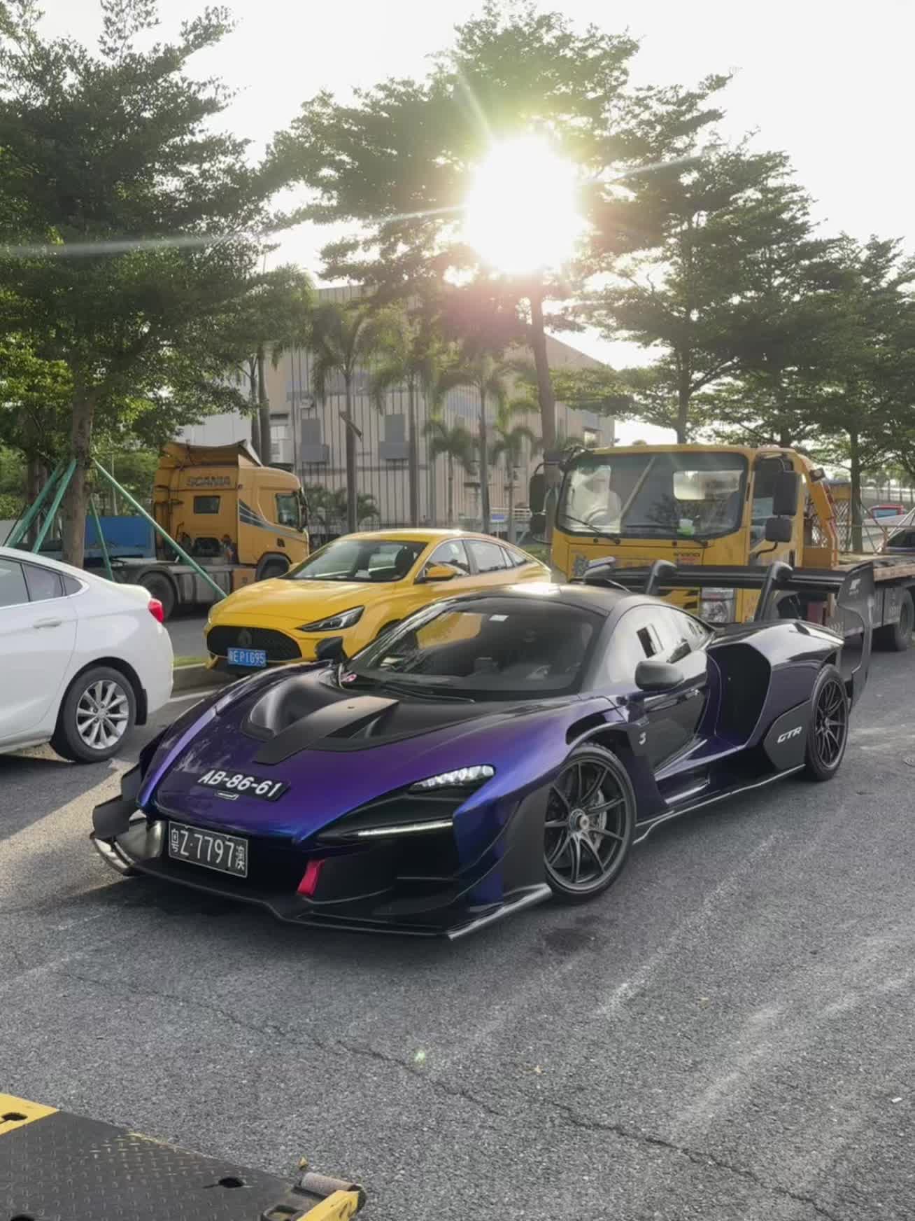 在珠海过香港的途中偶遇到了广州顶流人字拖的迈凯伦塞纳GTR  好像还是...