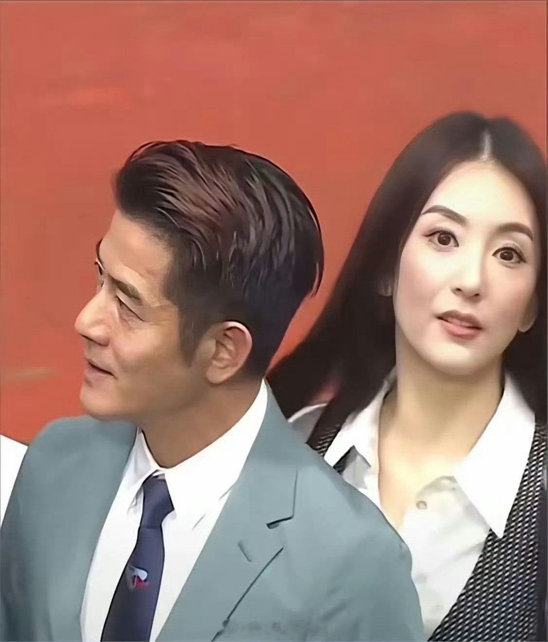 郭富城一点都不像60岁的人，头发又黑又密，比他小都带假发了，应该是爱情的滋润吧