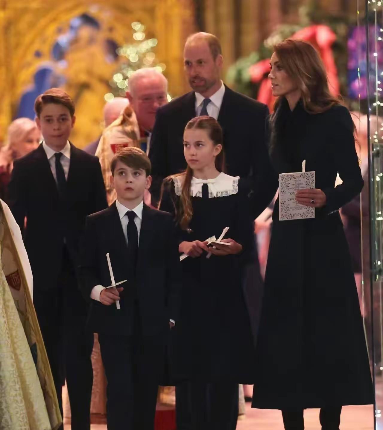 白金汉宫，又热闹了！因为英王室又开启了，圣诞的礼拜活动，这一次依旧是凯特筹划和