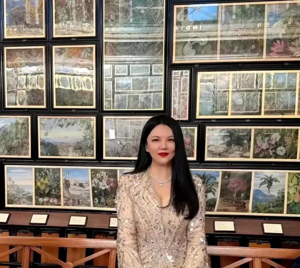 被李湘这身衣服给闪到了，估计很多人一年的工资都买不到吧！