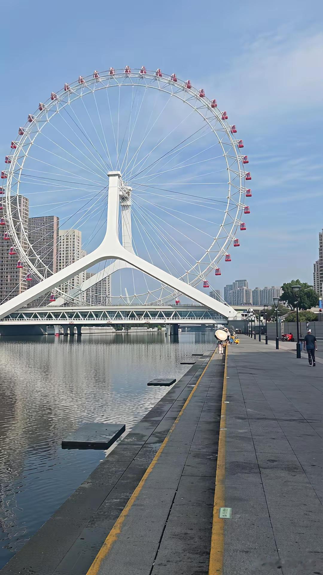 天津之眼，河边设计明显存在问题。既然海河这么危险，为什么还设置亲水平台。设
