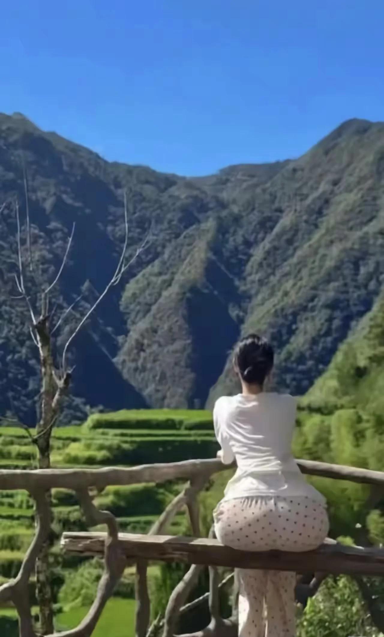 “突然觉得渐行渐远是件挺美好的事它美好在，释放了别人，也饶过了自己”